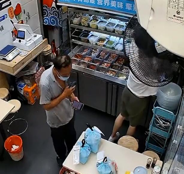 六旬老人手拿放大鏡看單號送外賣，店主：不容易，很心疼